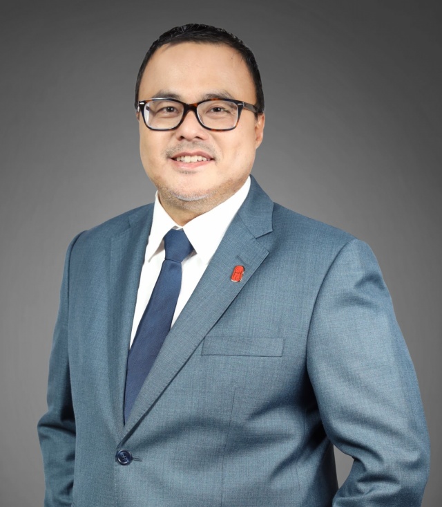 Richard Wee - Richard Wee Chambers. Richard is a qualified Advocate and Solicitor with a Bachelor of Laws (Hons) from the University of London and extensive certifications in legal practice, conflict management, arbitration, and anti-doping result management.